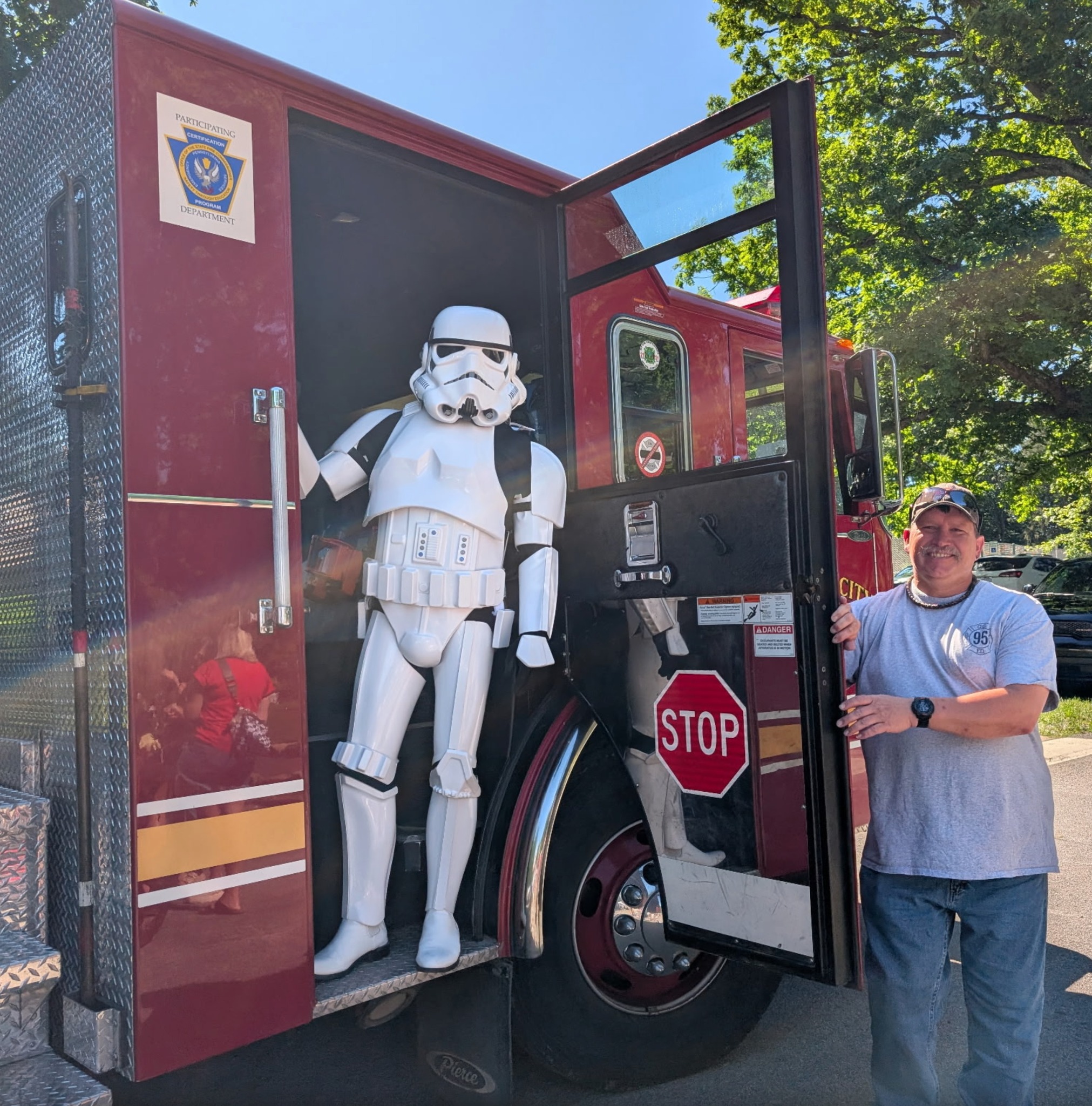 The Grove City Strawberry Days Festival was on June 13th is a  family friendly craft, food, and entertainment event. Don't worry the Storm Trooper was just visiting.

 #StarkillerGarrison #trooping #official501st #stormtrooper #volunteersmakeadifference #starwarsfan #BadGuysDoingGood #starwars